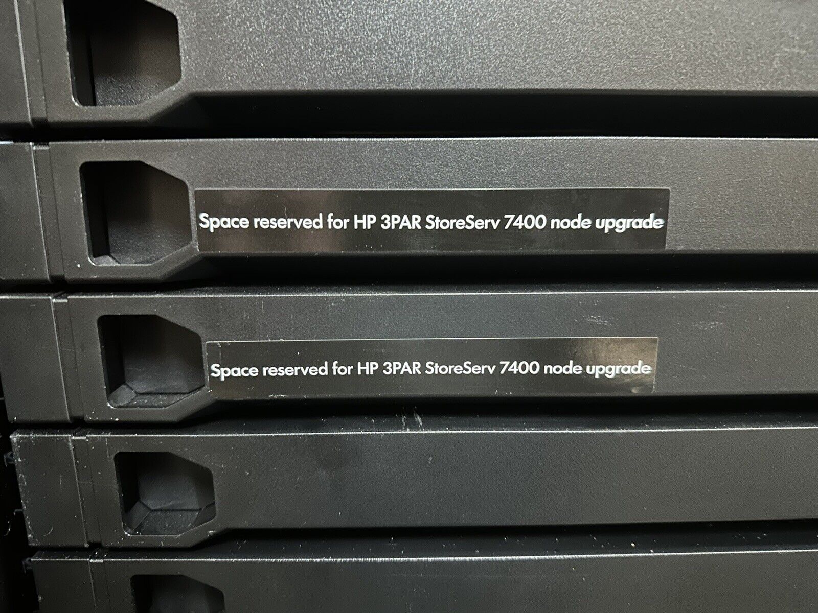HPE 3PAR StoreServ 7400 2-Node 96 Drive 57.6TB SAN System 42U Rack PDU 5x M6710.