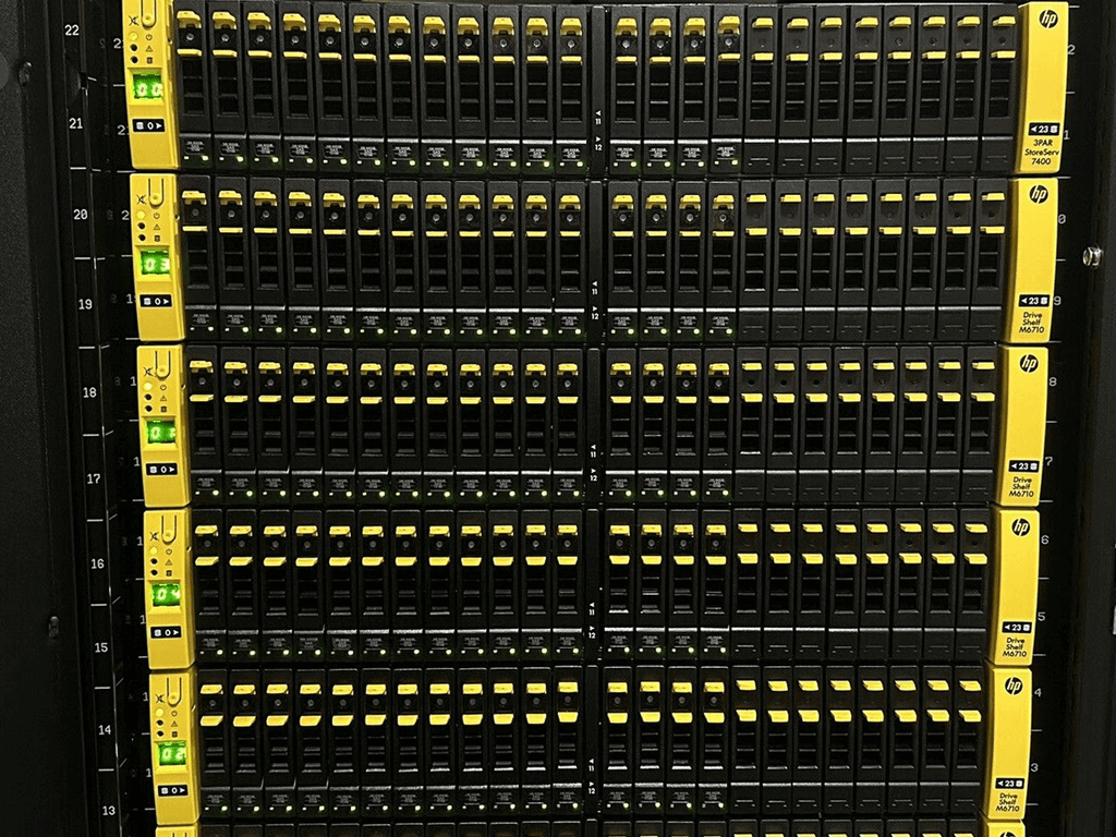HPE 3PAR StoreServ 7400 2-Node 96 Drive 57.6TB SAN System 42U Rack PDU 5x M6710.